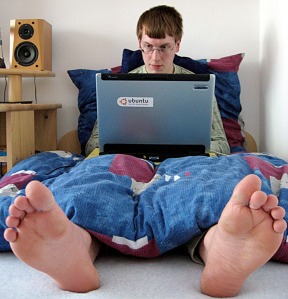 boy-using-laptop-in-bed